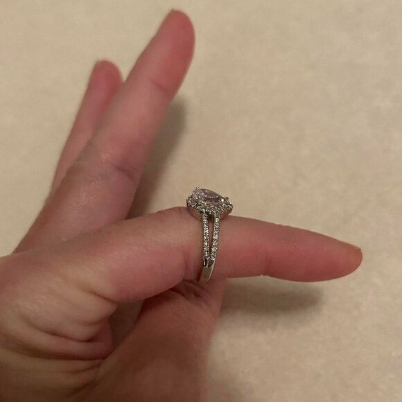 Women's White Zirconia Teardrop/Pear Shaped Cut Ring on a Split Silver Band - Picture 9 of 9